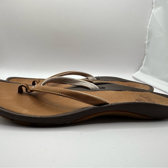 Reef Women's Brown Leather Flip Flops - Picture 3 of 5